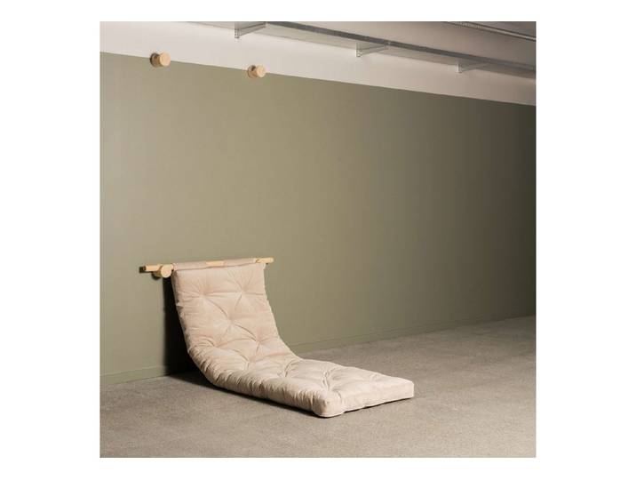 Karup Design Schlafsofa Hooked Sofa Bed / Sleeper Chair – Sitz- oder Schlafplatz, platzsparend, Futonmatratze inkl. Halterungsset aus FSC®-zertifiziertem Massivholz