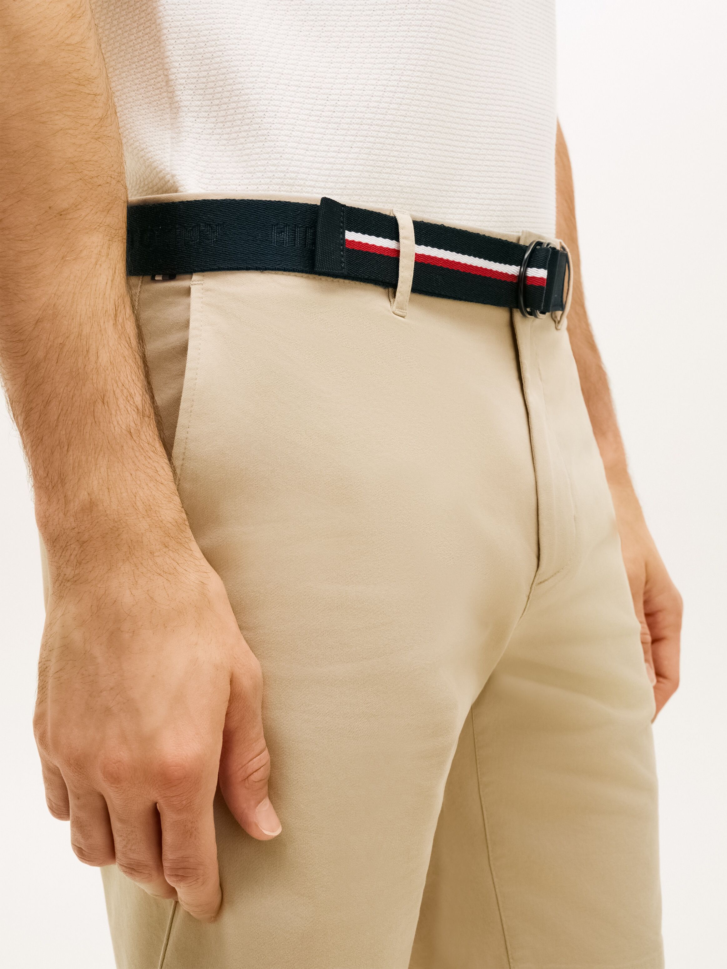 Shorts TOMMY HILFIGER "DENTON 9.5 INC ESS TWILL W/ BELT", Herren, Gr. 30, N-Gr, beige (sandalwood), Web, Obermaterial: 97% Baumwolle, 3% Elasthan, slim fit kniefrei, Hosen Shorts, mit abnehmbaren Gürtel, slim fit sandalwood 30, N-Gr