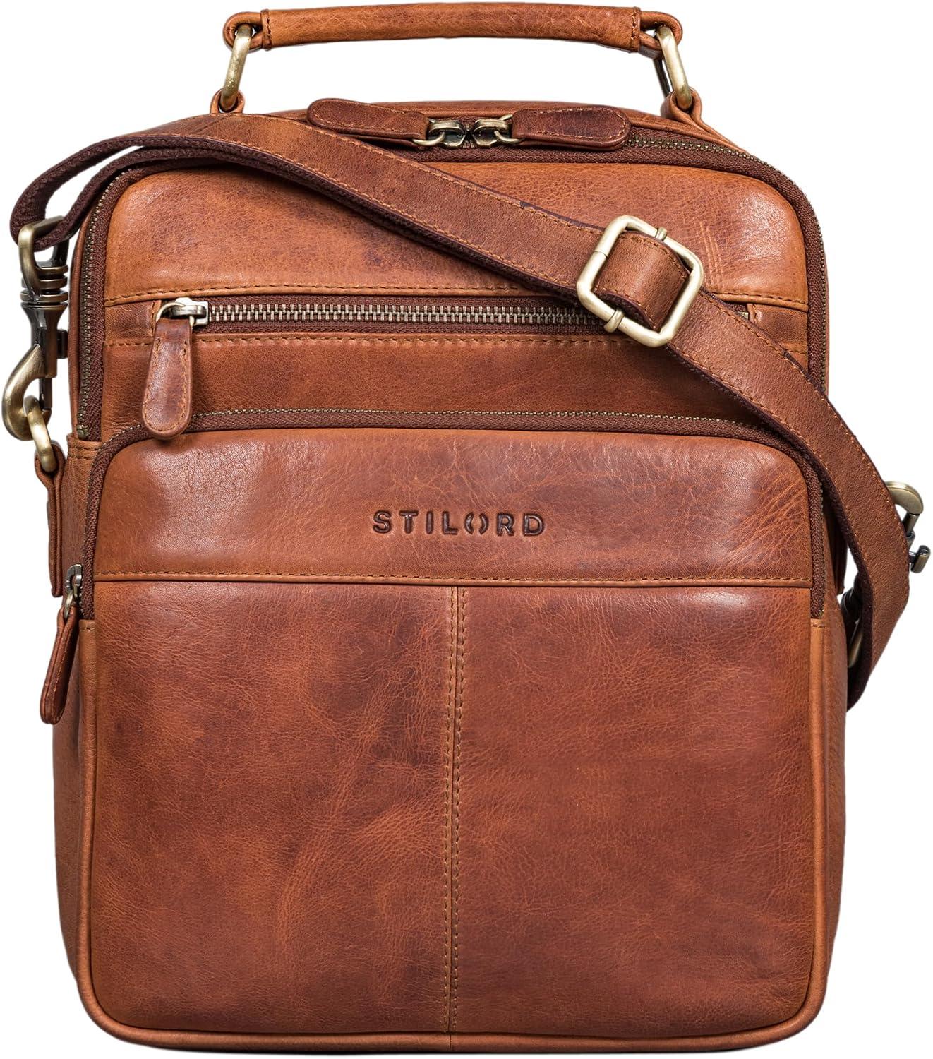 Eine Handtasche aus echtem Rindsleder in Cognac-Farbe mit verstellbarem Schulterriemen und mehreren Fächern