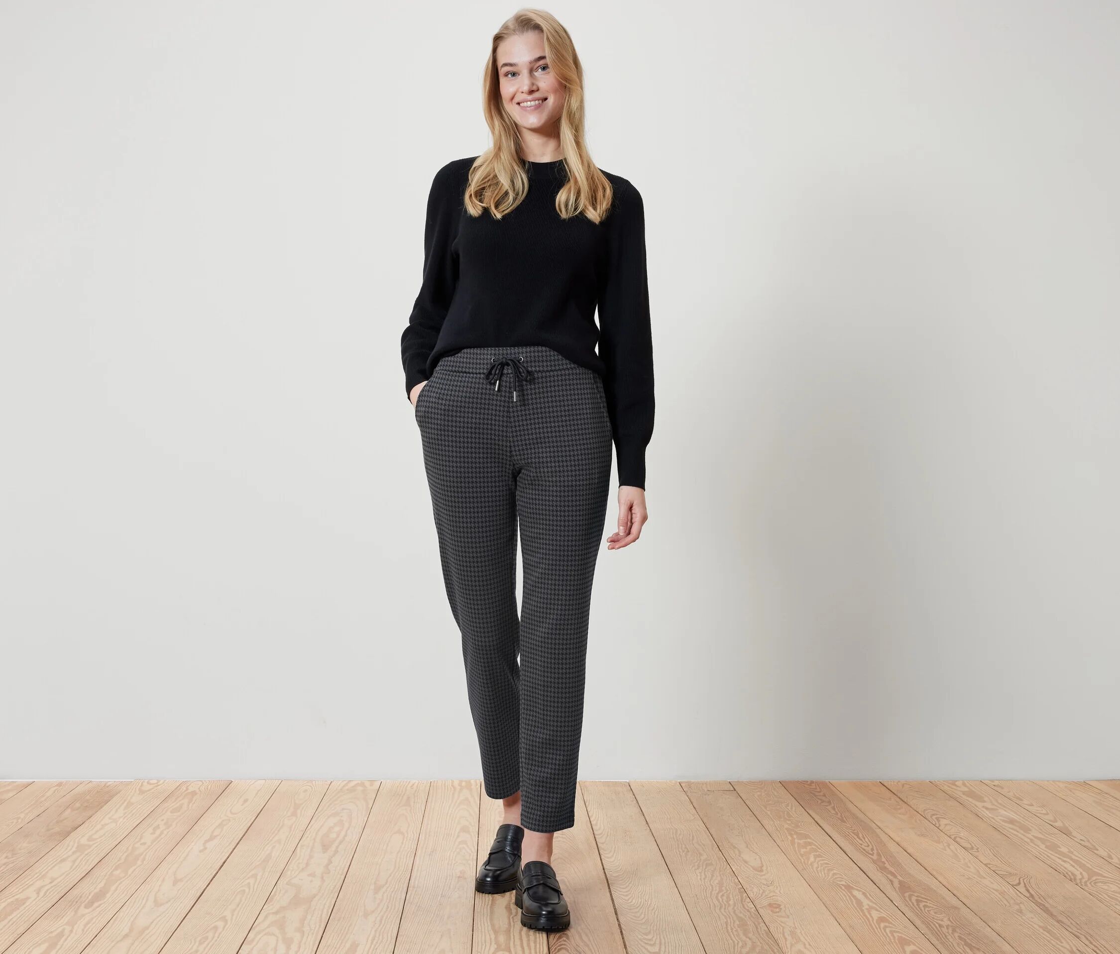 Tchibo - Joggpants mit Hahnentritt-Jacquard - Damen - Gr. M - schwarz/jacquard