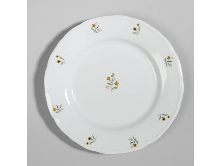 Weißer Porzellanteller mit Muster