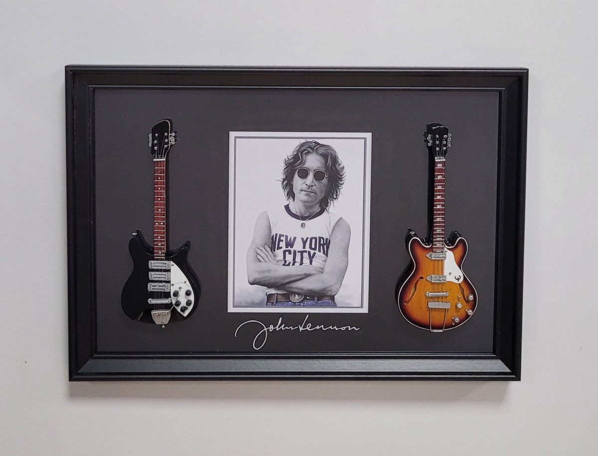 John Lennon Miniatuur Gitaren Wanddecoratie met Lijst, 33 x 22 cm