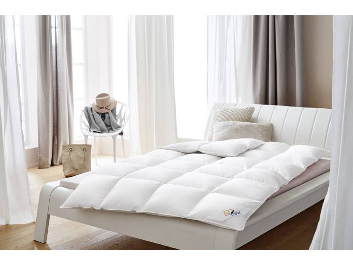 Couette à cassettes Fluffy Fill 135 x 200cm Blanc/Blanc Coutil en mako