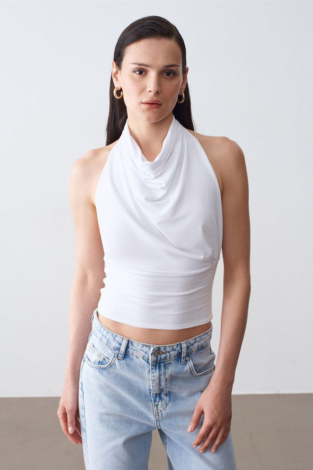 Taillierte ärmellose Bluse mit Schlauchkragen