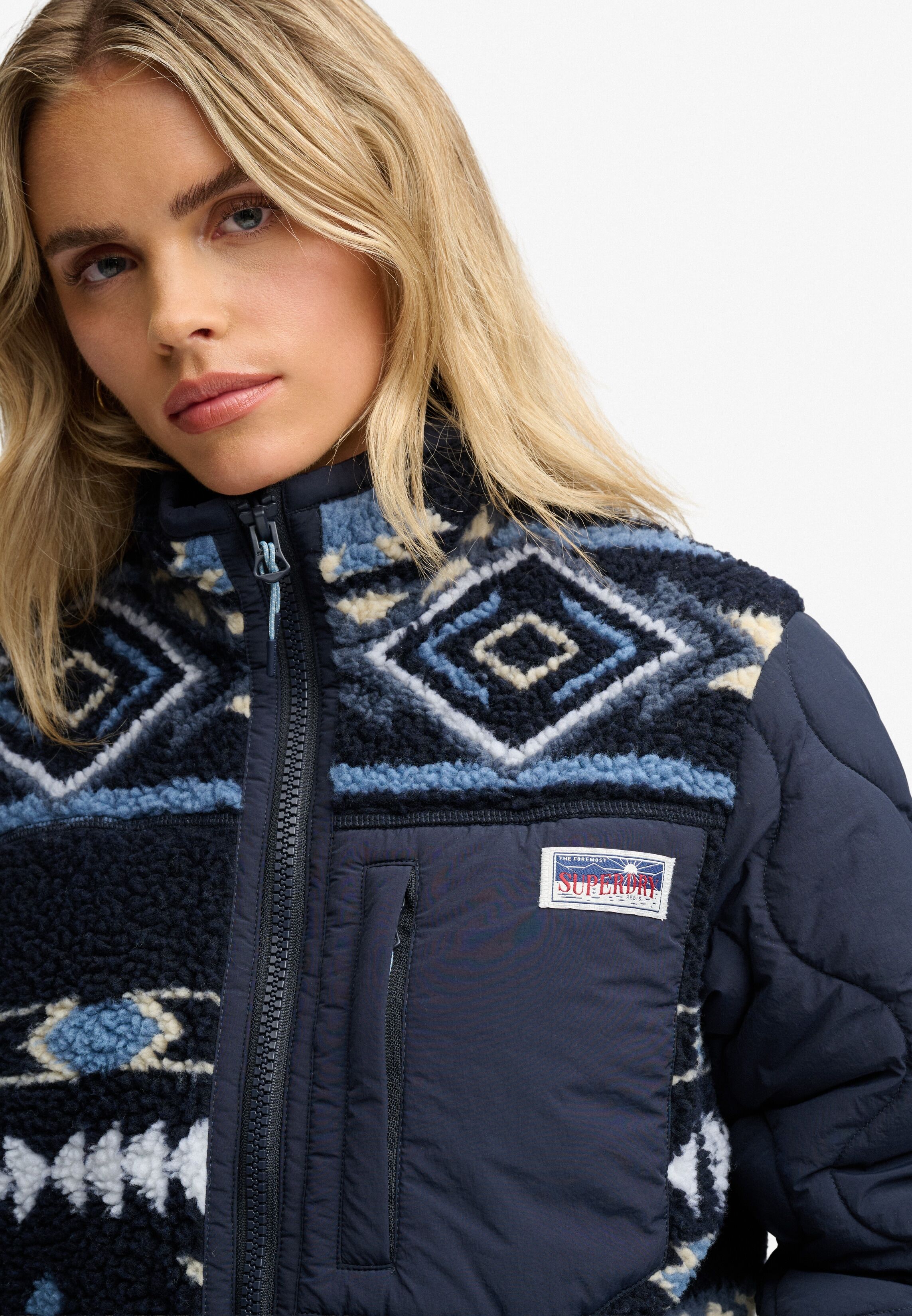 Fleecejacke SUPERDRY "FLEECE ONION QUILT HYBRID", Damen, Gr. S, blau (blau aztec), Fleece, Obermaterial: 100% Polyester, relaxed fit normal, Jacken Fleecejacke, Kunstfaser, relaxed fit blau aztec S
