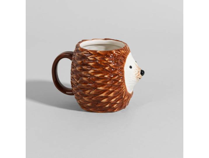 Brauner und weißer Steingutbecher mit Igelmotiv
