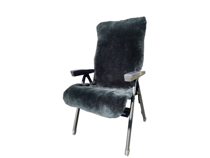 Überwurf HEITMANN FELLE Lammfell-Auflage für Garten- und Campingstühle, Sitzauflage , grau (anthrazit), B:60cm L:130cm, Lammfell, Wohndecken, Überwurf, geschorenes Lammfell, warm & kuschelig, perfekt für Garten und Camping