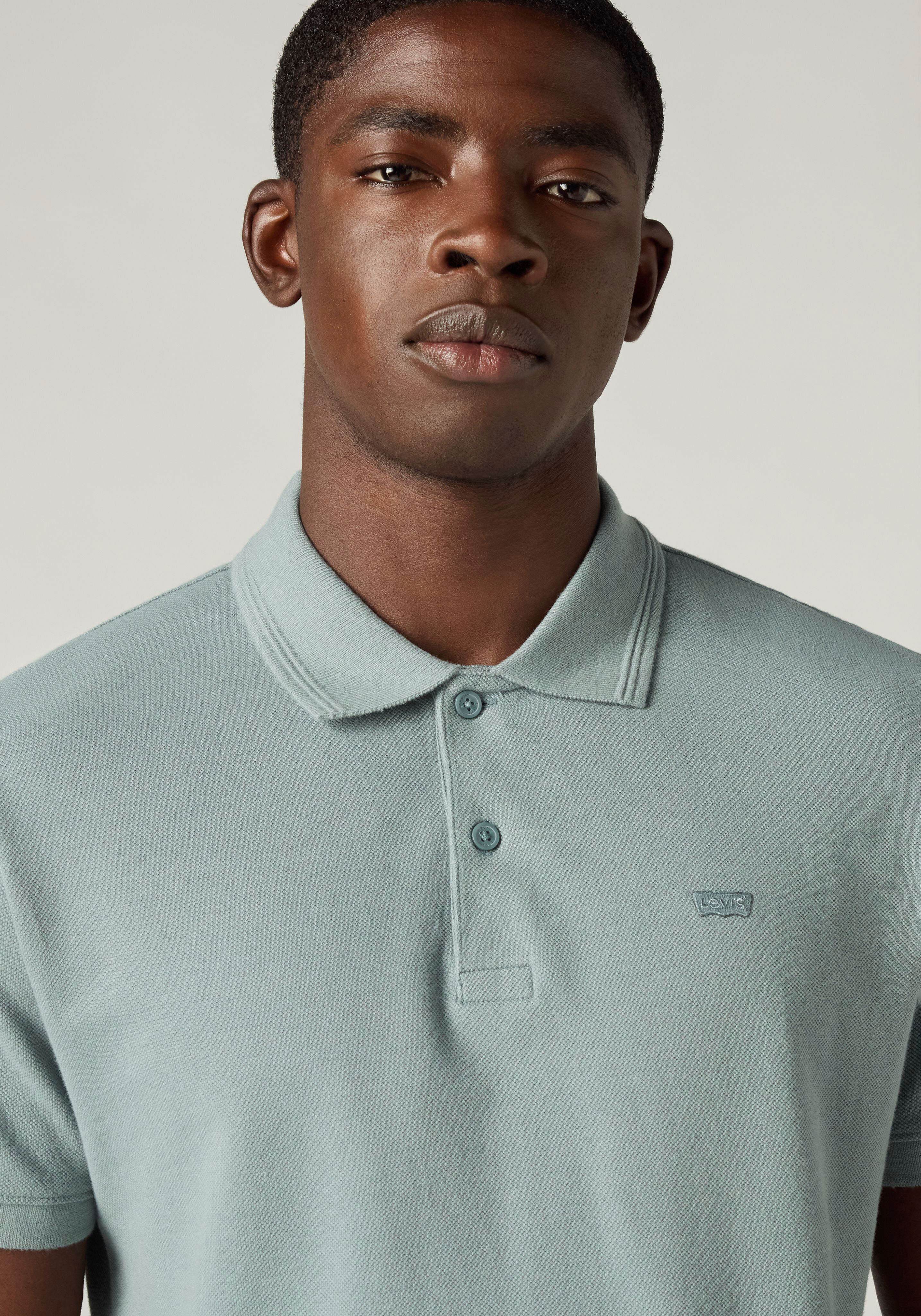 Poloshirt LEVI'S, Herren, Gr. M, grün (stormy sea), Piqué, Obermaterial: 100% Baumwolle, hüftbedeckend, ohne Ausschnitt, Shirts Poloshirt, Dezente Levi's- Applikation stormy sea M