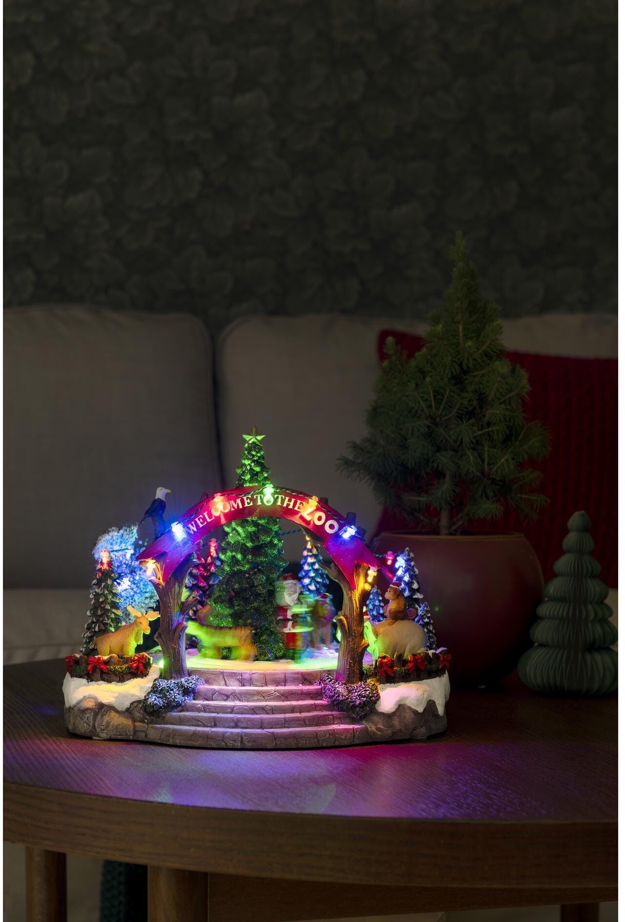 Weihnachtsfigur KONSTSMIDE "Szenerie Weihnachtszoo", bunt, B:28cm H:20cm, Dekofiguren, Weihnachtsfigur bunt B/H/T: 28cm x 20cm