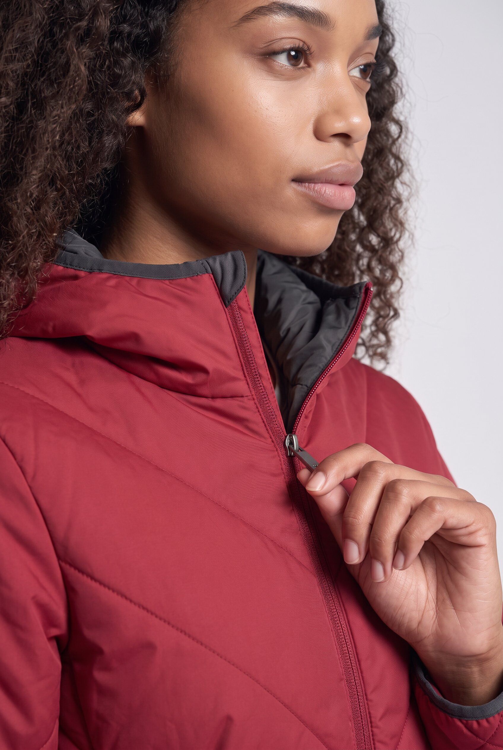 Steppjacke VAUDE "SE WOMEN´S SAFIEN JACKET", Damen, Gr. 34, rot (carmine), Obermaterial: 100% Polyester. Futter: 100% Polyamid. Wattierung: 100% Polyester, normal, Jacken Steppjacke, für Erwachsene, wasserabweisend, windabweisend, normale Schnittform carm