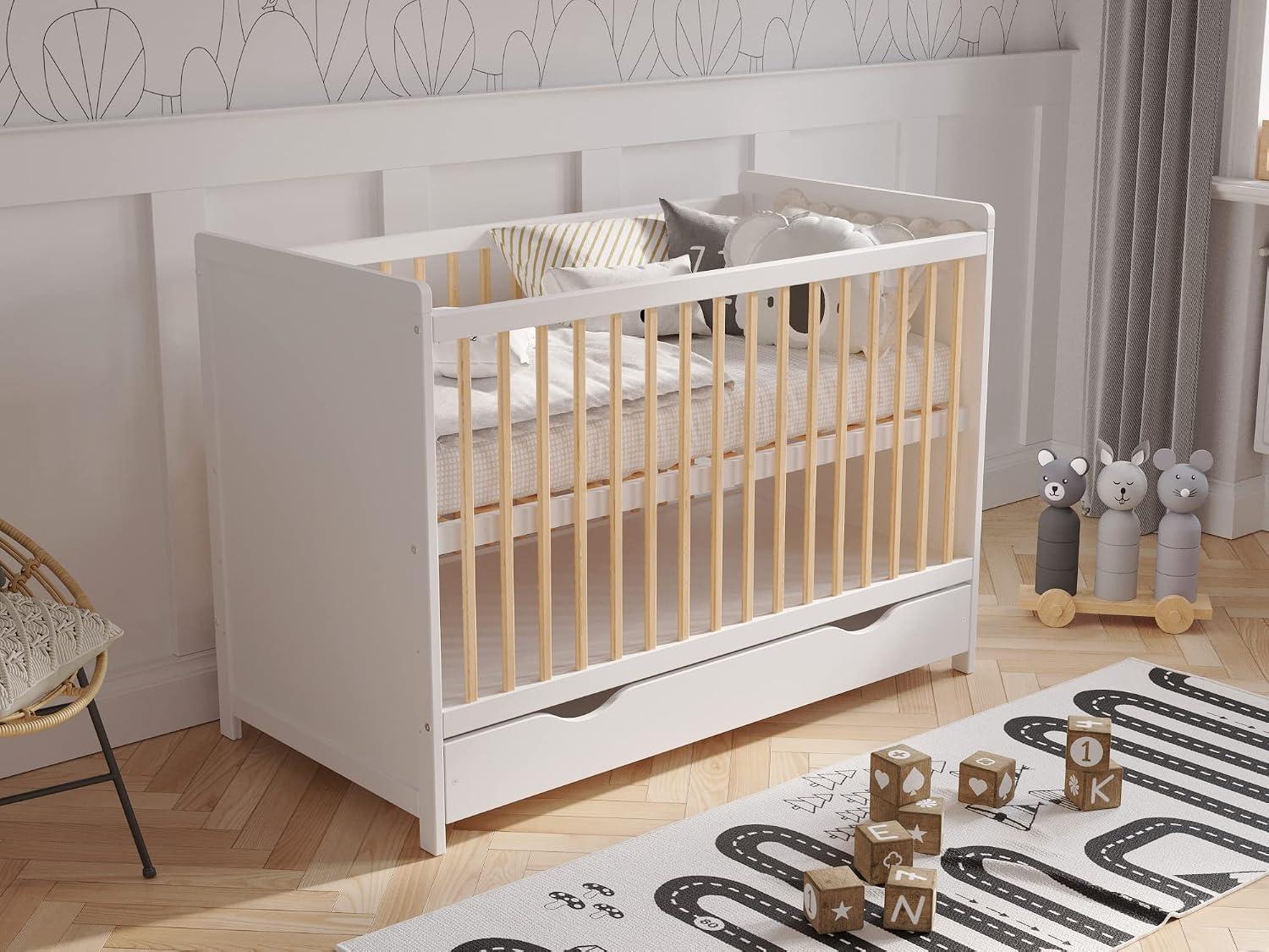 Babybett Beistellbett mit Schublade 120x60cm mit Schaumstoffmatratze mit gestepptem Bezug Weiß-Kiefer Tokyo Kinderbett Baby Bett Holz - Kinderbett, Mitwachsend Gitterbett