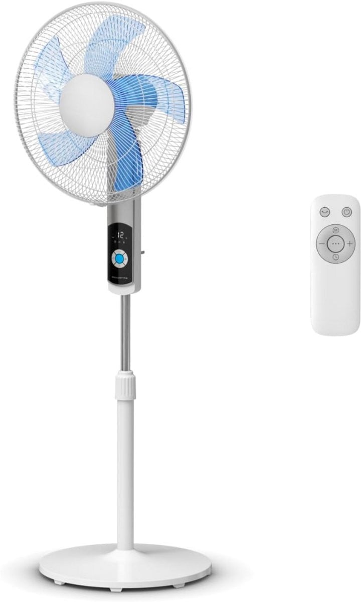 Moderne witte staande ventilator met afstandsbediening en oscillatiefunctie