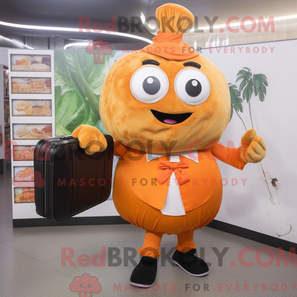 Maskottchenfigur REDBROKOLY einer orangefarbenen Rübe mit Wickelrock und Aktentasche
