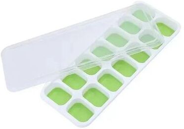 Uplift Essentials 14 Grid Square Silicone Ice Cube Tray With Lid green