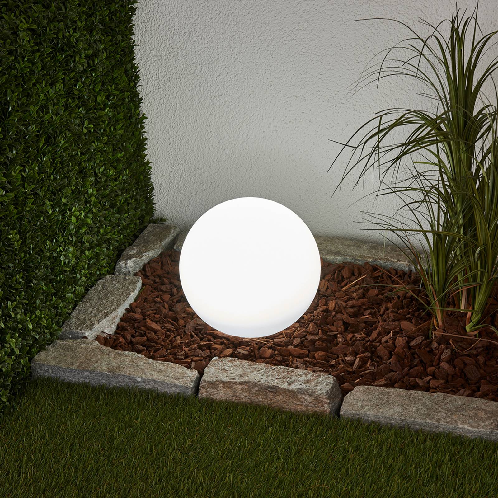 Lindby LED-Solarlampe Lago, Ø 25 cm, Kugel, Erdspieß, weiß Lago, weiß / opal, Kunststoff, Modern, Solarleuchte