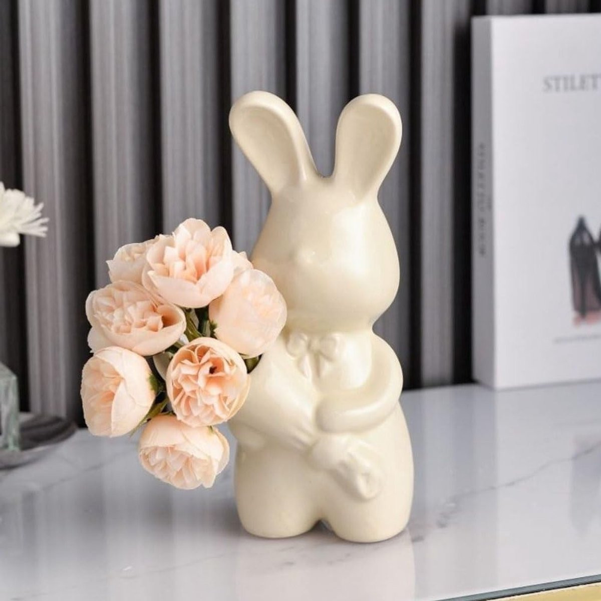 Decoratief keramisch konijn met bloemen sculptuur voor in de woonkamer of op een plank
