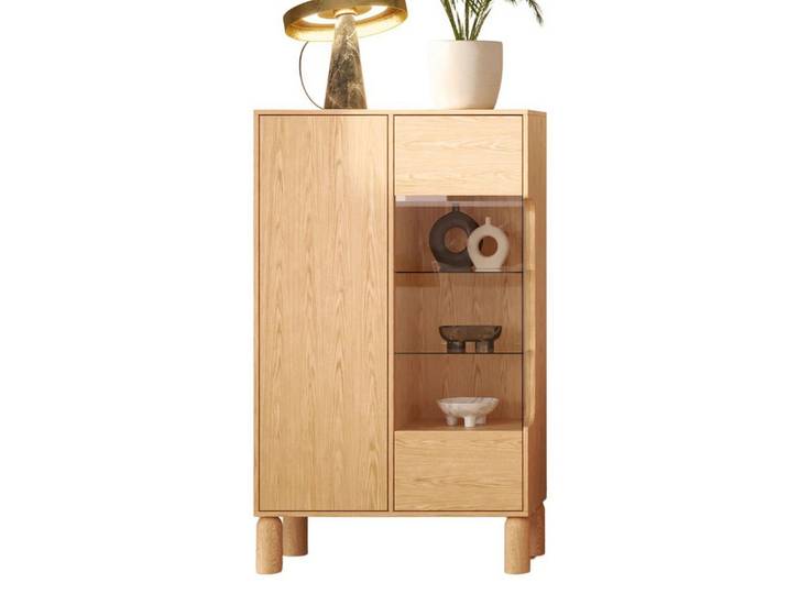 Compleo Standvitrine mit 3 Türen, skandinavischer Stil, Holzfüße MADE IN EU, Glasfront, LED-Beleuchtung als Option