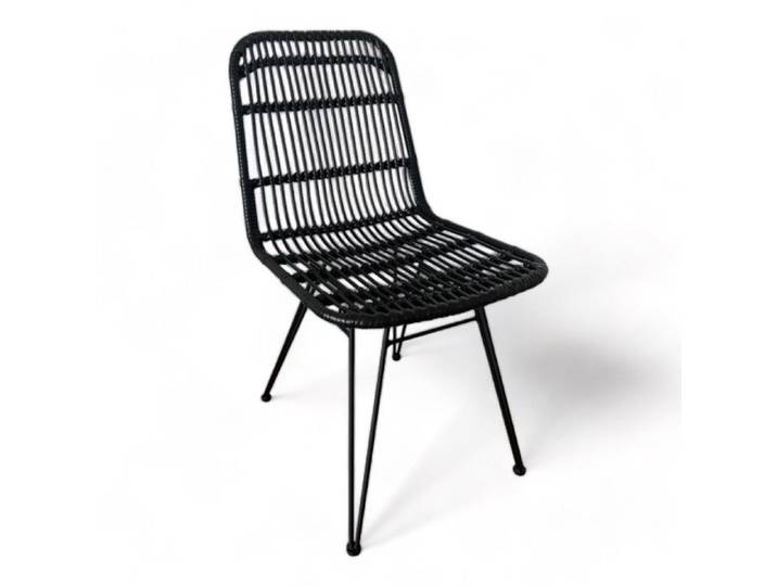 Chaise noire style nature aspect rotin en résine tressée et pieds en métal