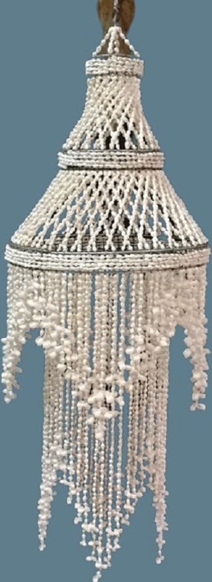 Hanglamp met schelpendecoratie voor in de woonkamer