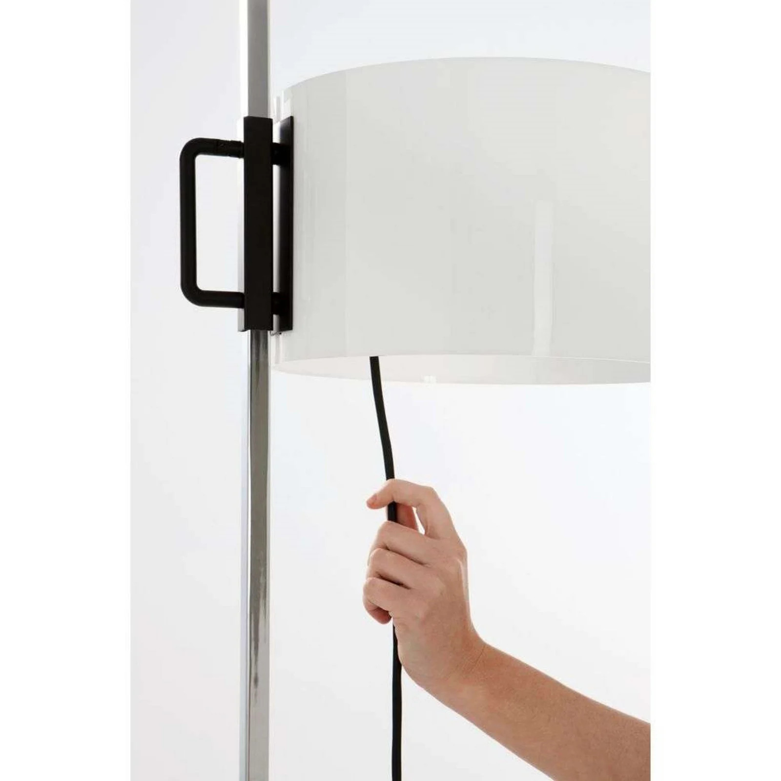Santa & Cole TMC vloerlamp zwart/wit/chroom van aluminium