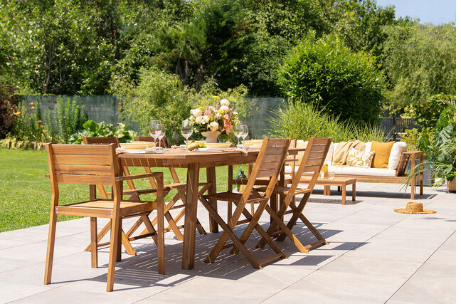 Miliboo Ausziehbarer Gartentisch mit integrierter Verlängerung aus Massivholz B180-240 cm MAYEL