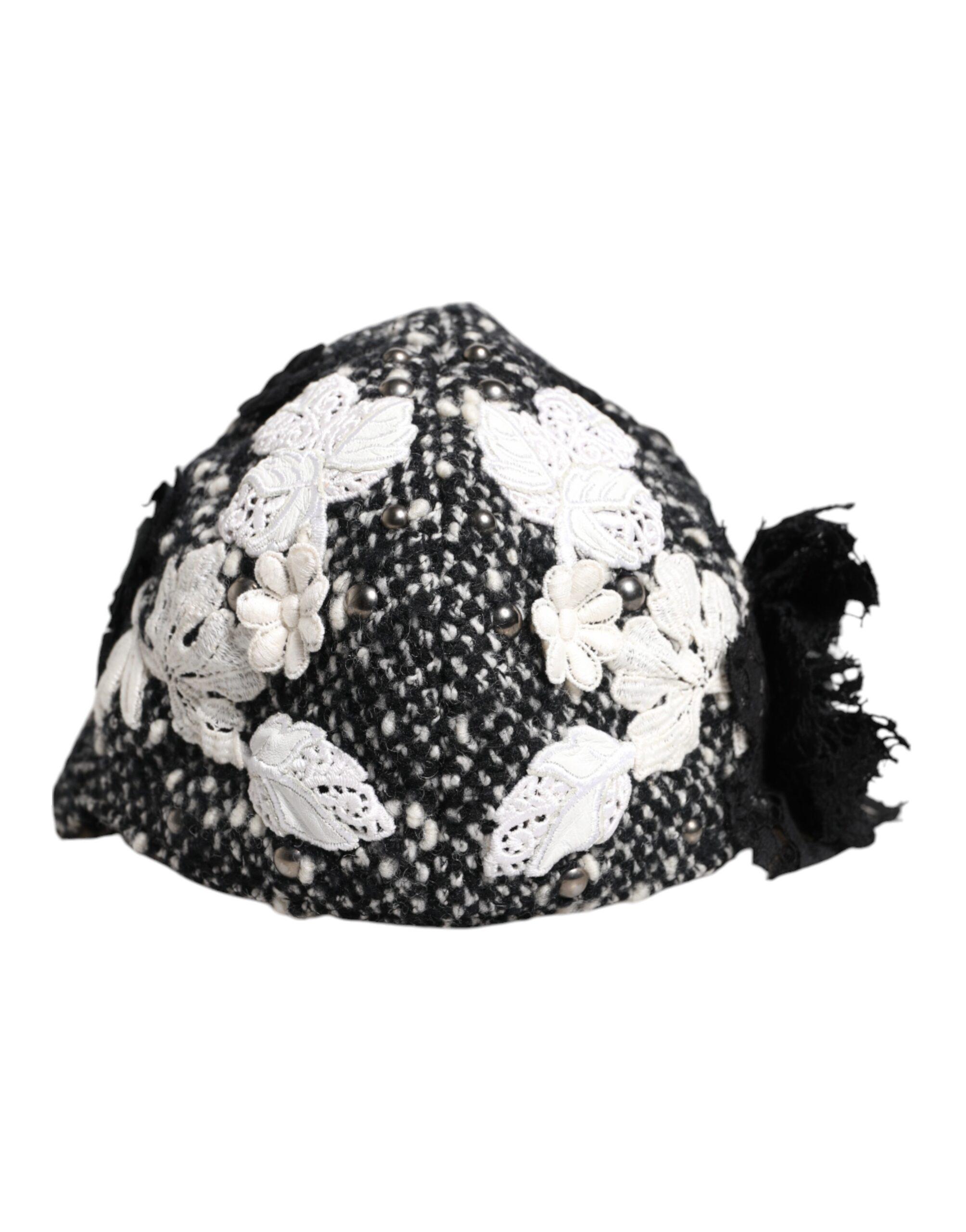 Schwarzer Wollhut mit weißen floralen Verzierungen