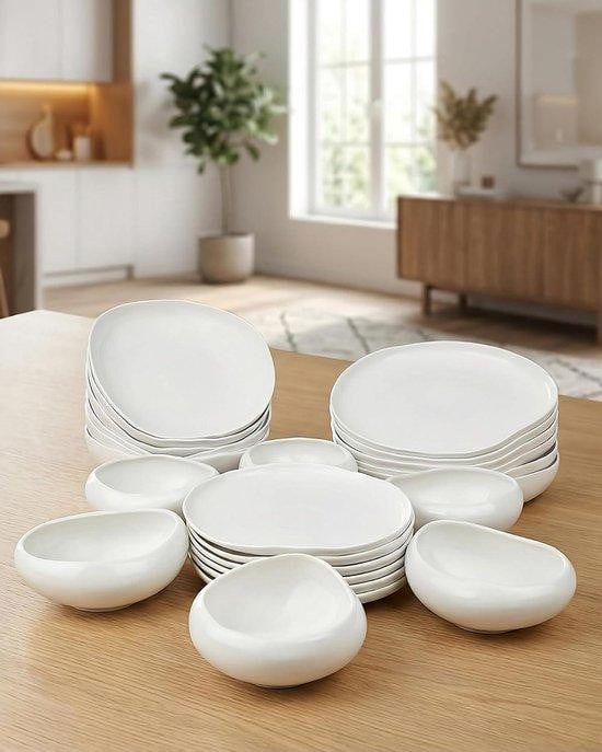 24-delige witte porseleinen serviesset met borden en kommen in Scandinavisch design