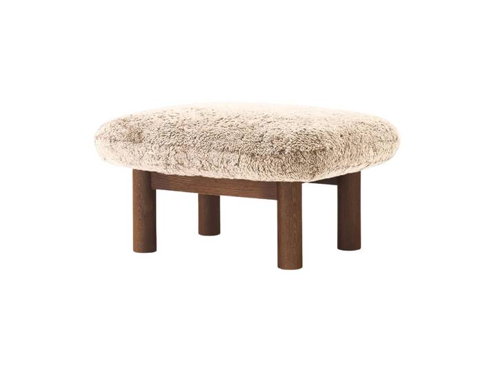 Audo Copenhagen Brasilia Fußhocker Dark oak-Nature sheepskin curly