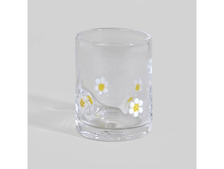 Klares Glas mit weißen und gelben Blumenmustern