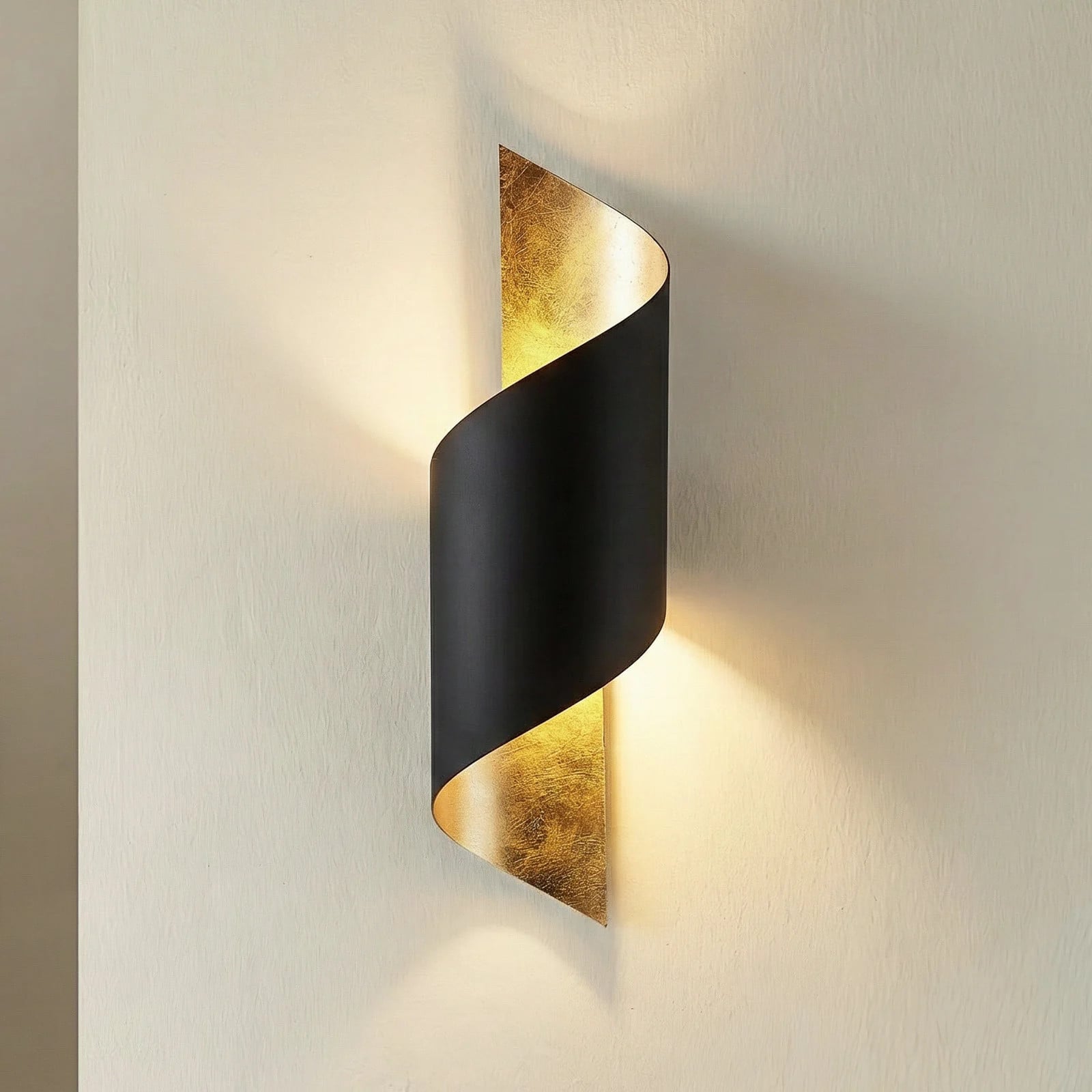 Lindby Vanni Wandlamp Black/Gold/Brass - Modern Metaal - Dimbaar