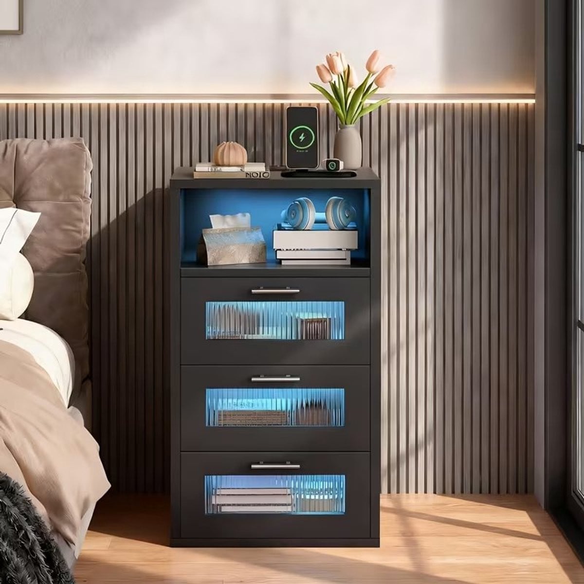 Modern zwart nachtkastje met 3 lades, LED-verlichting en USB-oplaadfunctie