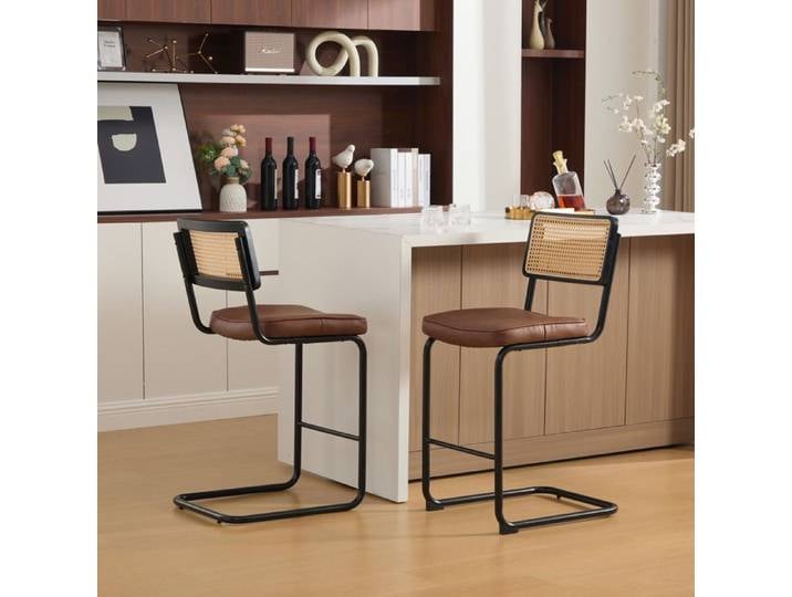 Paire de tabourets de bar marron dossier effet rotin assise rembourrée et pieds en métal laqué