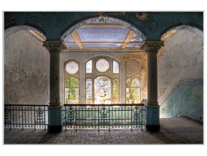 Bild mit Rahmen Lost Place Treppenhaus 2 image LAND
