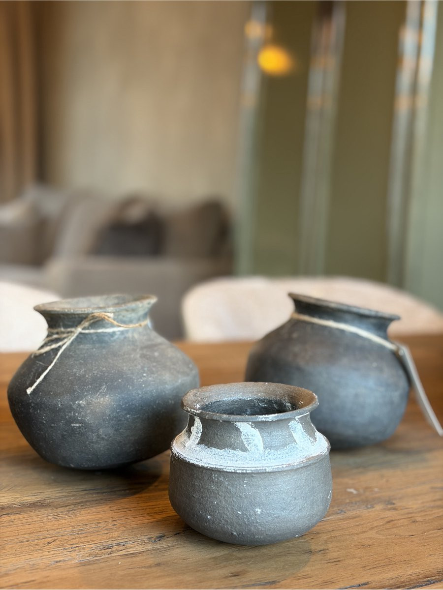 Set van 3 oude landelijke aardewerk kruikjes voor woondecoratie