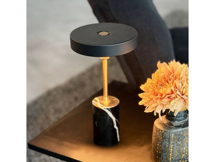 Starlight LED-Akku-Tischlampe schwarz/messing, Dyberg Larsen - Wohnzimmer - Design - Metall - Mit Schirm