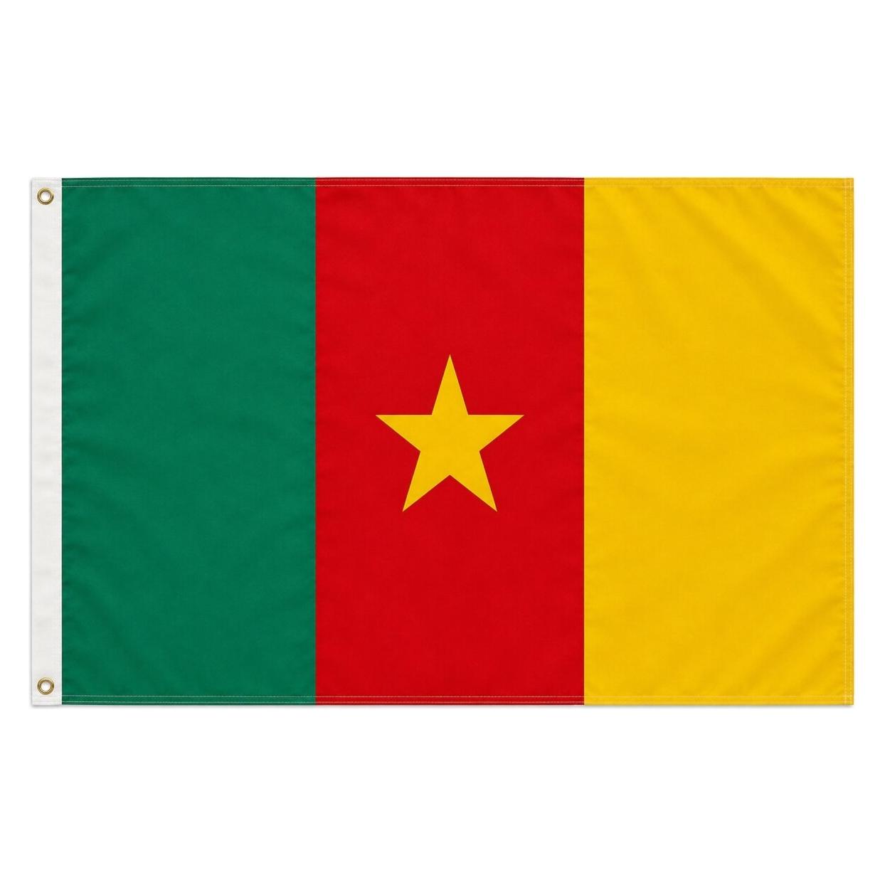 trends4cents XXL Fahne Flagge Kamerun 250 x 150 cm Fahne mit 3 Ösen 100g/m² Stoffgewicht Hissflagge (150 x 250 cm) (32205215)