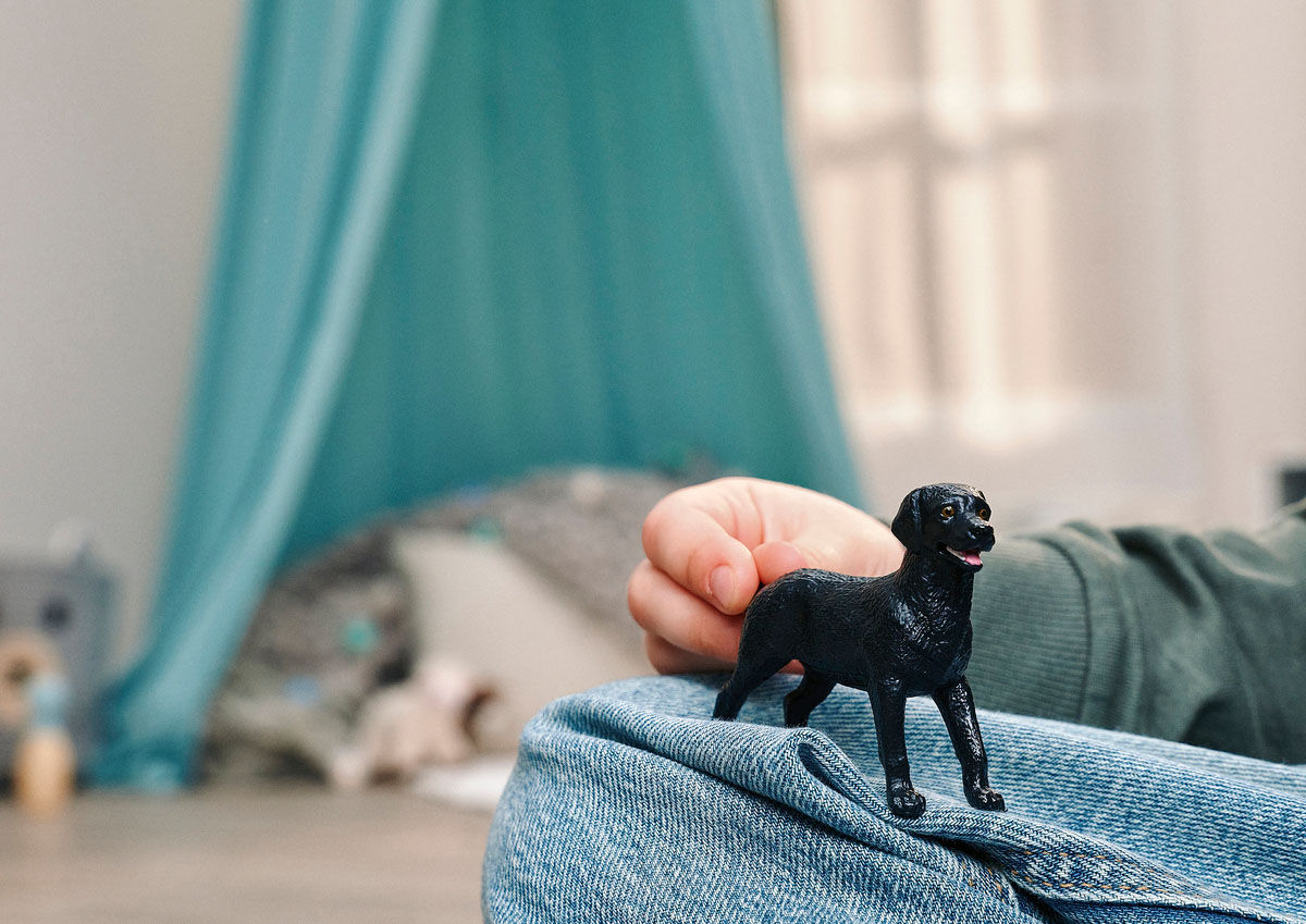 Spielfigur SCHLEICH "FARM WORLD, Schwarze Labrador Retriever Hündin (14923)", schwarz, Spielfiguren, Kinder, Kunststoff, Spielfigur
