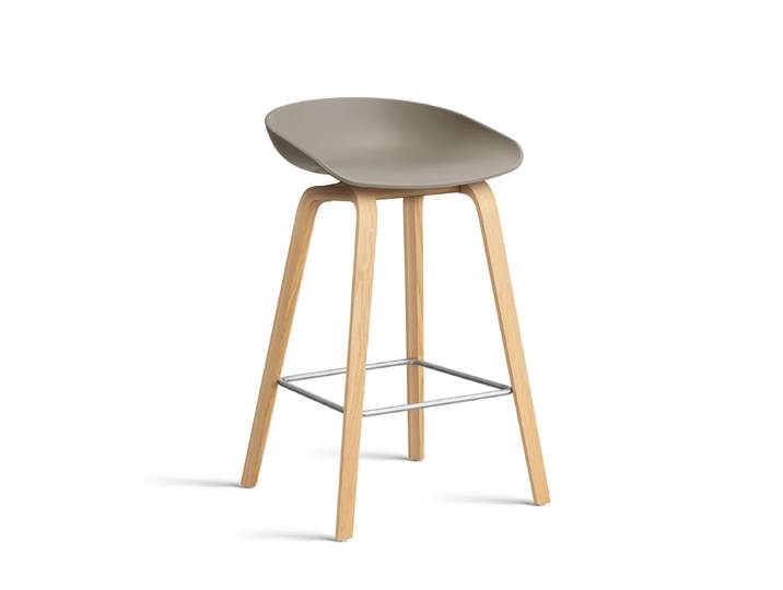 HAY - About A Stool AAS 32 H 65 cm, Eiche lackiert / Edelstahl / khaki 2.0 (Kunststoffgleiter)