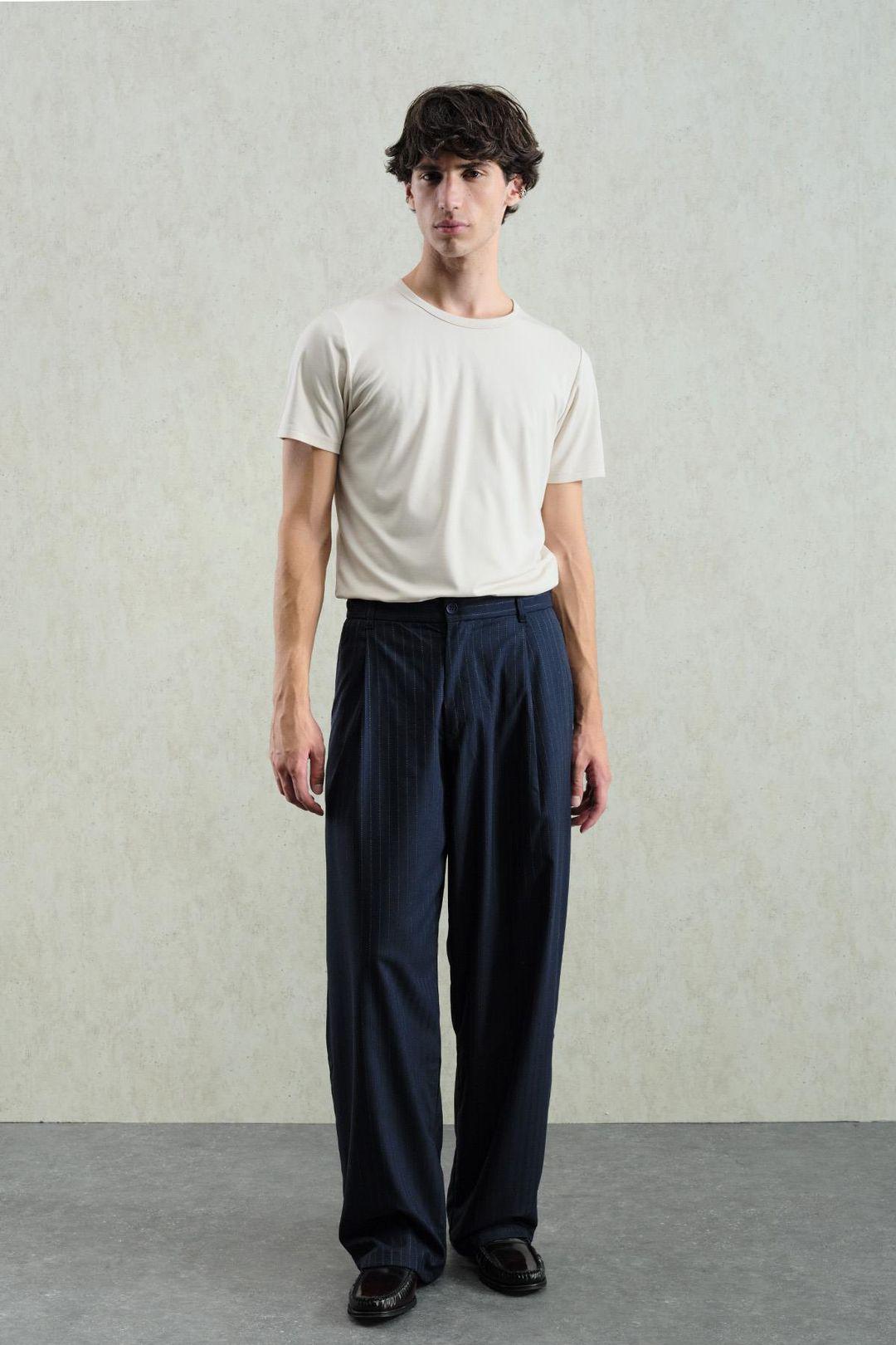 Faltige gestreifte Gabardine-Hosen