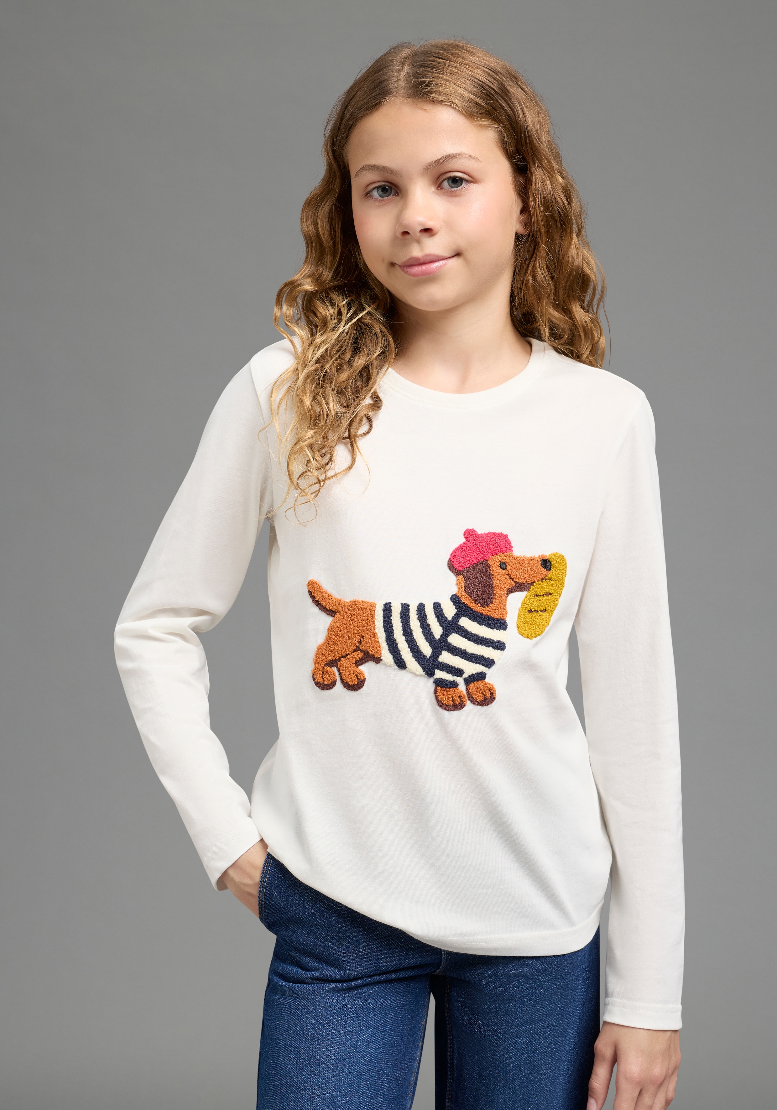 Langarmshirt KIDSWORLD "Shirt mit Frottee-Applikation: DACKEL", Mädchen, Gr. 116/122, weiss (beige), Feinstrick, Obermaterial: 100% Baumwolle, unifarben, Basic, Rundhals, Shirts Langarmshirt, Shirt für Dackel-Fans, Basic-Stil, mit modischer Frottee-Applik
