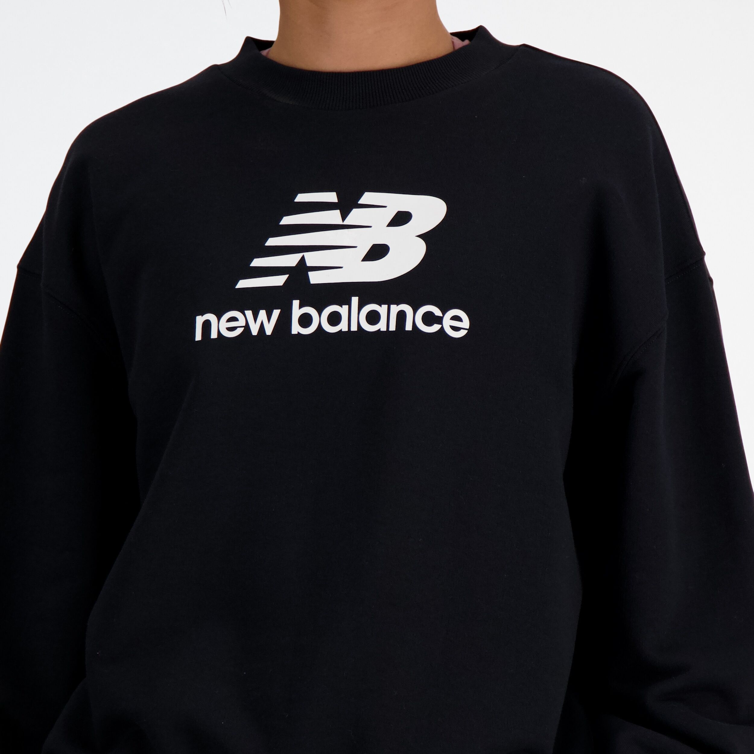 Sweatshirt NEW BALANCE "Sport Essentials French Terry Logo Crew", Damen, Gr. XS, schwarz (schwarz (001)), Obermaterial: 60% Baumwolle, 40% Polyester, Sweatshirts Sweatshirt, für Erwachsene geeignet, mit Crew-Ausschnitt, in den Grössen XS bis XXL schwarz (