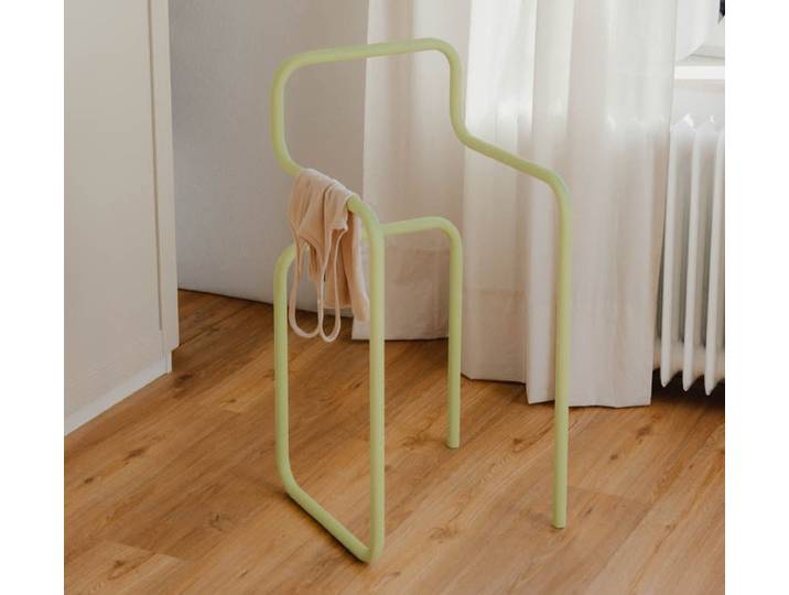 Garderobe James – Minimalistischer Herrendiener im Stuhl-Design - Matcha Latte - Luxusbetten24
