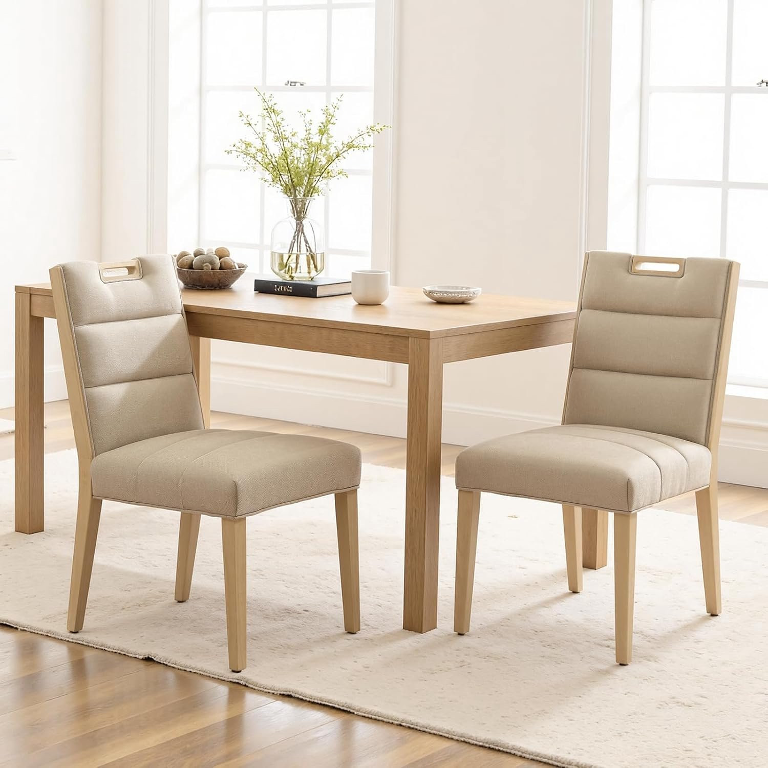 Set van 2 gevoerde eetkamerstoelen met houten frame in beige