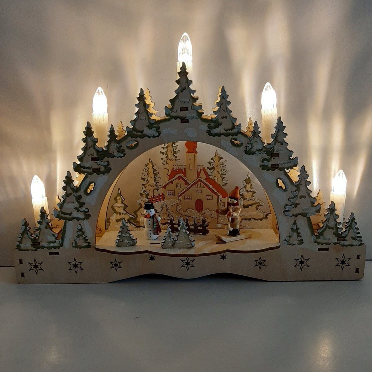 Houtsnijwerk kersttrap winterdorp met kerk in kleur