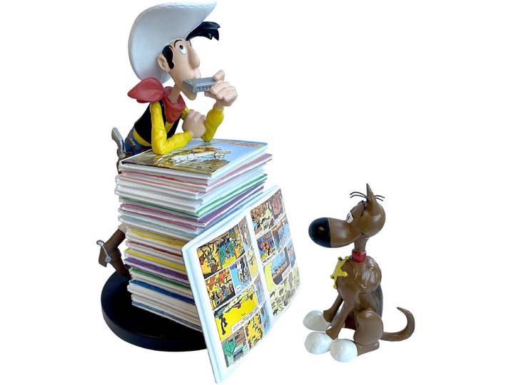 Lucky Luke met stripboeken stapel - Kunstharsfiguur - Stripfiguur - Collectoys - 18cm