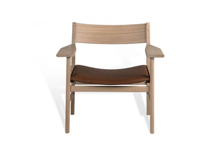 Mavis Siza Loungesessel Weiß-pigmentierte mattlackierte Eiche-Cognac Tärnsjö Leder