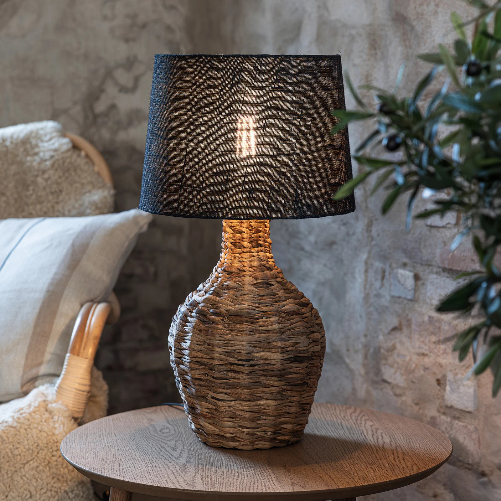Markslöjd Paglia tafellamp zwart/naturel met houten details en rattan lampenkap
