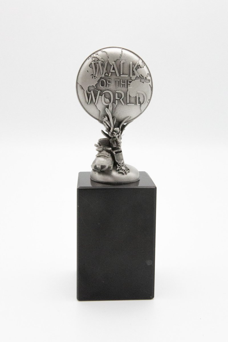 Trofee op sokkel 4Daagse Nijmegen Walk of the World van tin en marmer