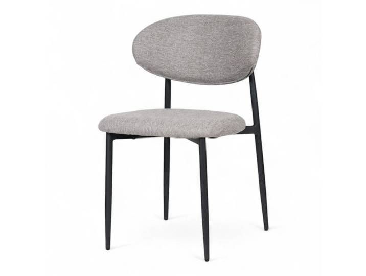 Chaise design avec pieds en métal noir et assise rembourrée en tissu gris
