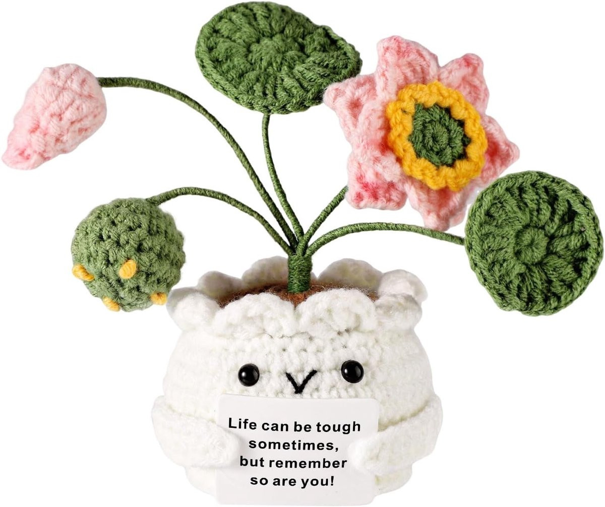 Handgemaakte gehaakte lotusbloem decoratie met motivatiekaart voor plantenliefhebbers